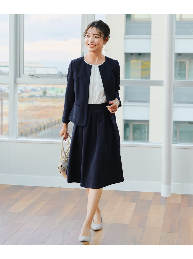 洗練された上質ノーカラージャケット